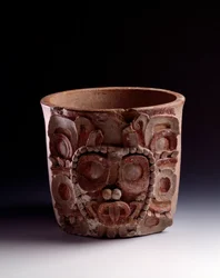 Förcolumbiansk konst, mayacivilisationen, den klassiska perioden: vas dekorerad med en framställning av solguden. Från Petén, Guatemala. Höjd 22 x bredd 25,4 cm. Guatemala, Museo Nacional de Arqueología y Etnología