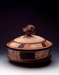 Precolombiansk konst, Mayacivilisation, initial klassisk period: lervas med lock dekorerad med ett jaguarhuvud. Från Tikal, Guatemala Sun. h. 26,5 x stor. 31 cm Guatemala, Museo Nazionale di Archeologia e Etnologia - Förcolumbiansk konst, Maya Civilization