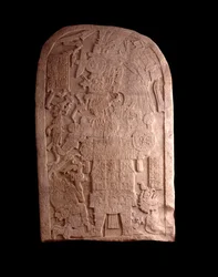 Förcolumbiansk konst, mayacivilisationen, senklassisk period: stenstele från Machaquilá, Petén, Guatemala. Guatemala, Nationella museet för arkeologi och etnologi