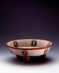 Förcolumbiansk konst, mayacivilisationen, senklassisk period: trefotat fat i polykrom lera, dekorerat med skalbaggar. Från Petén, Guatemala. Mått: h. 8,7 x diam. 27,5 cm. Guatemala, Museo Nazionale di Archeologia e Etnologia