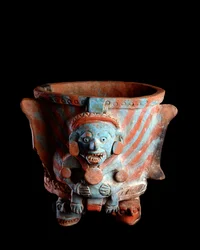 Förkolumbiansk konst, mayacivilisationen, postklassisk period: trebent rökelsekar av lera dekorerat med ett huvud. Från Nebaj, Quiché, Guatemala. Mått: h. 25 x b. 23,8 cm. Guatemala, Nationella museet för arkeologi och etnologi