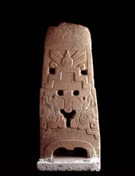 Förcolumbiansk konst, mayacivilisationen, den förklassiska perioden: stenstele dekorerad med en stiliserad mask av en gudom. 600-1100 e.Kr., från Sacatepéquez, Guatemala. Höjd 103 cm. Guatemala City, Museo Nacional de Arqueología y Etnología