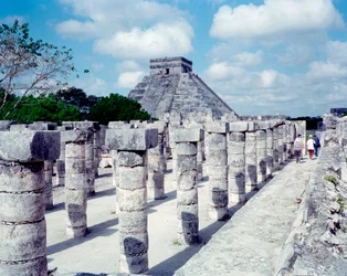 Pre-columbiansk civilisation: utsikt över platsen för Chichen Itza i Yucatan-regionen. Mayacivilisation, klassisk period och Maya renässans, 750-1200 e.Kr. Mexiko