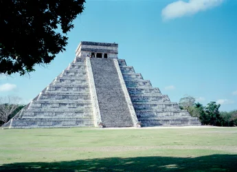 Pre-columbiansk civilisation: utsikt över platsen för Chichen Itza i Yucatan-regionen. Mayacivilisation, klassisk period och Maya renässans, 750-1200 e.Kr. Mexiko