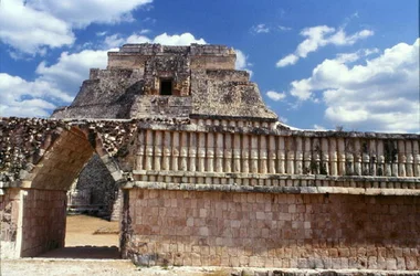 Fåglarnas hus med magikerns pyramid bakom, senklassisk maya, ca 700-900 e.Kr. (foto)