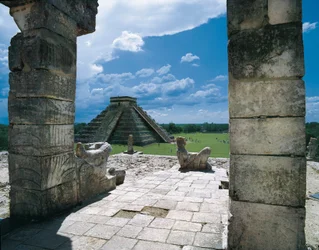 Krigartemplet och pyramiden i Kukulkan (eller slottet), i Chichen Itza (Yucatan, Mexiko). Precolombiansk arkitektur, Mayakonst efter klassiker (12:e).