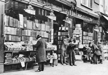En bokhandel i Charing Cross Road, London, 1926-1927.