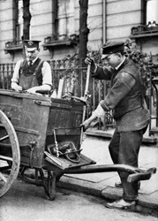 En gasmontör, London, 1926-1927.