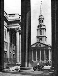 St Martin-in-the-Fields sett mellan kolonnerna på National Gallery, London, 1926-1927.