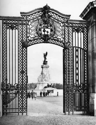 Smidesjärnsportar, Buckingham Palace, London, 1926-1927.