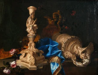 Stilleben med Labours of Hercules ljusstake och två ewers
