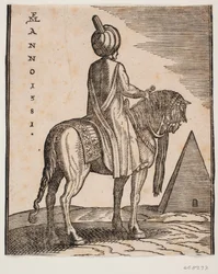 Turbanbärande, obeväpnad ryttare sedd snett bakifrån; dvs. i bakgrunden en pyramid