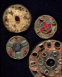 Medeltidens arkeologi. Galliens barbariska konst: fibulor, av latinets fibula, som betyder fäste, i guld- och silverfiligranarbete, polykrom stil. Frankrike, merovingisk period, 500-600-talet. Strasbourg, Arkeologiska museet i Palais R