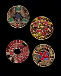 Medeltidens arkeologi. Gallisk barbarisk konst: fibulor, av latinets fibula, som betyder fäste, i guld- och silverfiligranarbeten, polykrom stil. Frankrike, merovingisk tid, 500-600-talet. Strasbourg, Musée d