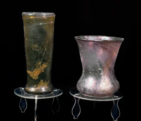 Barbarisk civilisation: glasmuggar från merovingertiden. 6-7-talet. Strasbourg, Palais Rohans arkeologiska museum