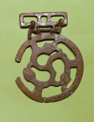 Bältesdekoration hittad i Saint-Denis, Frankrike (metall)