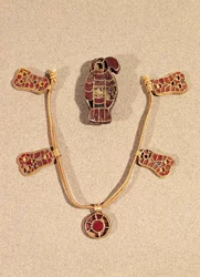 Örnformad brosch och ett halsband, 400-600-tal (guld & cloisonne emalj)