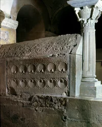 Merovingerkonst: cenotaph av abbedissan Theodechilde (eller Telchide) (död 662 e.Kr.). Sten begravningsmonument. Klostret i Jouarre (Seine och Marne)