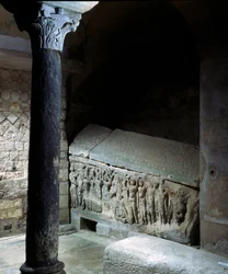 Merovingisk konst: Agilberts grav (700-talet), biskop av Paris. Gravmonument i sten. Klostret Jouarre (Seine-et-Marne).