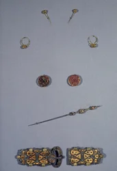 Art Merovingian (Gallien): Uppsättning av frankernas drottning Arnegonde eller Aregonde (v.515-600), cirka 570. Hustru till Clotaire I (511-561). Uppifrån och ned: ett par stift i filigran silver och guld, ett par örhängen i cloisonne silver, filigran kopp