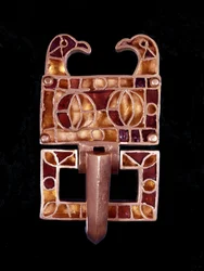 Juvel dekorerad med fågelhuvuden (Frankrike) från 600-talet. Musée de Saint-Germain en Laye