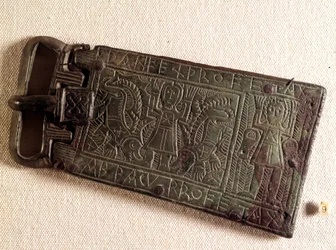 Merovingisk konst: bältesspänne av brons från det burgundiska riket (barbariskt folk), föreställande Daniel i lejongropen. 550-626. Från Franche-Comté. Nationella arkeologiska museet, Saint-Germain-en-Laye