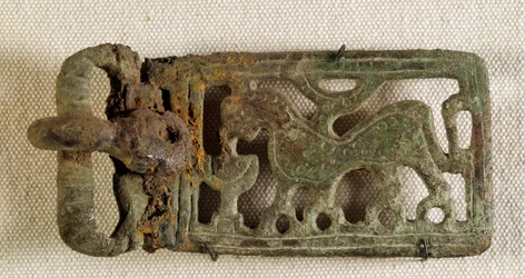 Merovingisk konst: bältesspänne föreställande ett fantastiskt djur. Gallien, 500-talet. Nationella arkeologiska museet, Saint-Germain-en-Laye