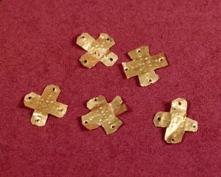 Merovingisk konst: små kors av guld. 500-talet. Nationella arkeologiska museet, Saint-Germain-en-Laye