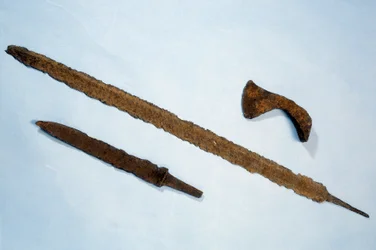 Merovingisk konst: fibulor och en franciska (yxa) av järn från Normandie. 475-525 e.Kr. Museet för nationell arkeologi, Saint-Germain-en-Laye