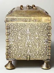 Ett mesopotamiskt mässingsskrin med silverinläggningar och vridskivor för ett kombinationslås (sidovy)