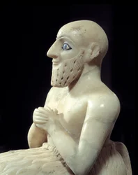 Mesopotamisk konst: Staty av förvaltaren Ebih-il. Skulptur av alabaster, snäcka, lapis lazuli och skiffer, omkring 2500 f.Kr. (sumerisk period, omkring 2900-2200 f.Kr.). Från Mari. Höjd: 0,525 m. Paris, Louvren