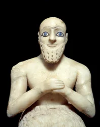 Mesopotamisk konst: Staty av förvaltaren Ebih-il. Skulptur av alabaster, snäcka, lapis lazuli och skiffer, omkring 2500 f.Kr. (sumerisk period, omkring 2900-2200 f.Kr.). Från Mari. Höjd: 0,525 m. Paris, Louvren