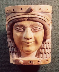 En kvinnas huvud, kallat Brunnens dam eller Nimruds Mona Lisa, från Salmanassar III:s palats, 1400-612 f.Kr.