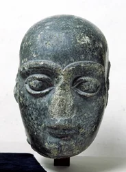 Huvud av en man, känd som Gudea med rakat huvud, från Telloh (Ancient Girsu) Neo-Sumerian, ca 2120 f.Kr. (diorit)