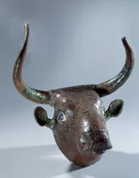 Mesopotamien: Koppartjurhuvud (möbel eller harpa). sumeriska perioden. 2500 f.Kr. från Tello. Sön 0,19 m Paris, Louvren