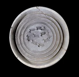 Mesopotamien: terrakottakopp med djur. 1750 f.Kr. Från kungliga rätter av kung Zimri Lims palats i Mari. Paris, Louvren