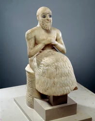 Mesopotamisk konst: Staty av förvaltaren Ebih-il. Skulptur av alabaster, snäcka, lapis lazuli och skiffer, omkring 2500 f.Kr. (sumerisk period, omkring 2900-2200 f.Kr.). Från Mari. Höjd: 0,525 m.