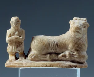 Mesopotamien: dedikerar att erbjuda en tjur till en gudom. Statyett av kalksten. Från Sumer, södra Mesopotamien. 2500-2400 f.Kr. Paris, Louvren