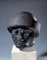 Mesopotamien: huvud i diorit utan inskription av Gudea, guvernör i staden Lagash. Omkring 2120 f.Kr. Nysumerisk period (ca 2150-2000 f.Kr.). Paris, Louvren