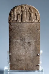 Mesopotamien: kudurru (stele som används som stöd för donationer av land som de kassiter härskarna i Babylon gjort till familjemedlemmar eller höga dignitärer. Inskriptionen är i kilskrift. Texten är en redogörelse för militära och administrativa tjänster)