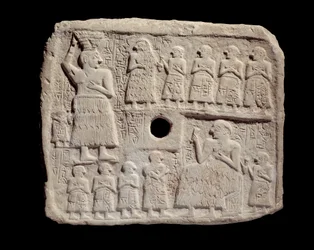 Mesopotamien: lågrelief i kalksten av Ur-Nanshe, kung av Lagash. Sumerisk period. Från Tello, Paris, Musée du Louvre - Minnesrelief över uppförandet av en religiös byggnad av Ur-Nanshe, kung av Lagash