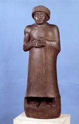 Mesopotamien: staty i diorit utan inskription av Gudea, guvernör i staden Lagash. Omkring 2150 f.Kr. Ny-sumerisk period (ca 2150-2000 f.Kr.). Mått 1,07 x 1,36 m. Paris, Louvren