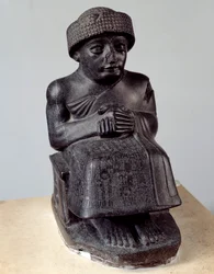Mesopotamien: staty av guden Ningishzida som föreställer den sittande Gudea, furste av Lagash. Nysumerisk tid (ca 2150-2000 f.Kr.). Paris, Louvren