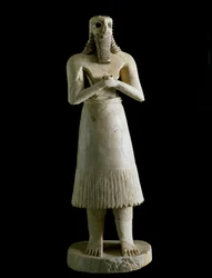 Mesopotamisk konst: figur av en skäggig man (eller guden Abu). Skulptur i gips, bitumen och snäcka, 3:e årtusendet f.Kr. Från Tell Asmar (Eshnunna i Mesopotamien). Mått: 72 cm. Museet i Bagdad, Irak