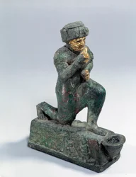 Mesopotamien: Statyett i silver, brons och guld av knästående dyrkare, ex-voto tillägnad guden Amurru för Hammurabis liv. 1800 f.Kr. Från Larsa-sajten. Paris, Louvren