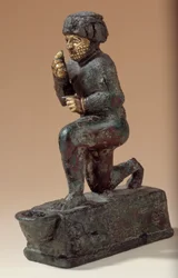 Mesopotamien: Statyett i silver, brons och guld av knästående dyrkare, ex-voto tillägnad guden Amurru för Hammurabis liv. 1800 f.Kr. Från Larsa-sajten. Paris, Louvren