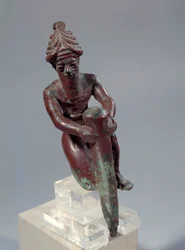 Mesopotamien: kopparfundamentfigur som visar guden som trycker på en spik. Omkring 2150 f.Kr. Från Tello. Paris, Louvren