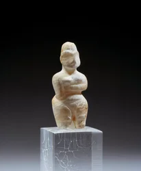 Mesopotamien: kvinnlig alabasterstatyett från nekropolen Tell es Sawwan. 5800-5500 f.Kr. Paris, Louvren