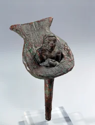 Mesopotamien: grundfigur (nagel och dess kopparstöd) av Ur Nanshe, prins av Lagash. 2800 f.Kr. Från Tellos hemsida. Dim 0,11 m x 0,11 m Paris, Louvren