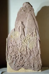 Mesopotamien: stele i röd sandsten över Naram-Sins seger. Akkadisk period (omkring 2350-2200 f.Kr.). Från Akkad. Paris, Louvren